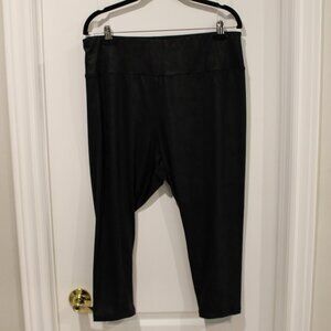 Ava & Viv | Women's Plus Size | Faux Leather Capri Leggings | Black | 1X